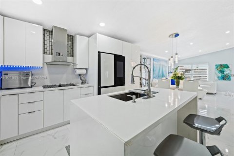 House in Hialeah Gardens, Florida 3 bedrooms, 108.14 sq.m. № 1953875 - photo 4