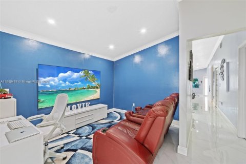 House in Hialeah Gardens, Florida 3 bedrooms, 108.14 sq.m. № 1953875 - photo 13