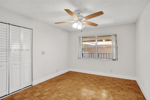 Condo in Tamarac, Florida, 3 bedrooms  № 2378498 - photo 24