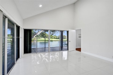 Condo in Tamarac, Florida, 3 bedrooms  № 2378498 - photo 10