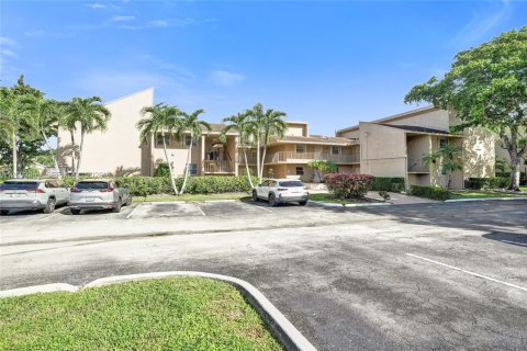 Condo in Tamarac, Florida, 3 bedrooms  № 2378498 - photo 13