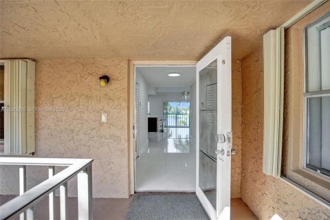 Condo in Tamarac, Florida, 3 bedrooms  № 2378498 - photo 16