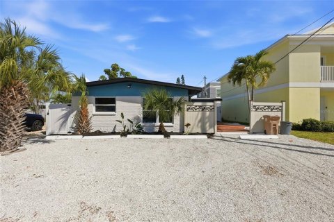 Commercial property in Madeira Beach, Florida 3 bedrooms, 129.97 sq.m. № 2116672