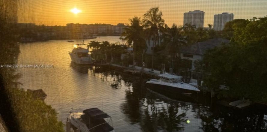 Condominio en North Miami Beach, Florida, 2 dormitorios № 1867037