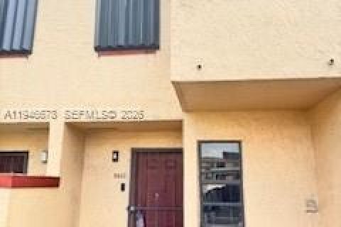 Townhouse in Hialeah, Florida 2 bedrooms, 83.61 sq.m. № 2002897