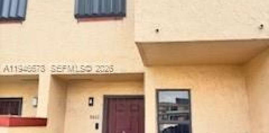 Townhouse in Hialeah, Florida 2 bedrooms, 83.61 sq.m. № 2002897