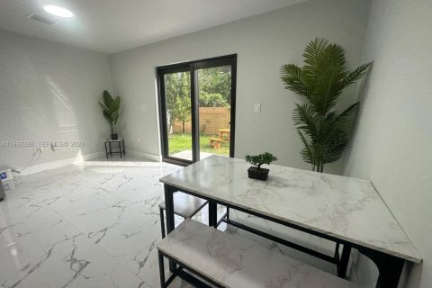House in Miami, Florida 3 bedrooms, 136.94 sq.m. № 2027990 - photo 5