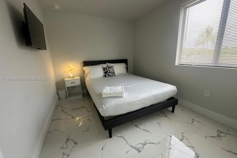 House in Miami, Florida 3 bedrooms, 136.94 sq.m. № 2027990 - photo 12