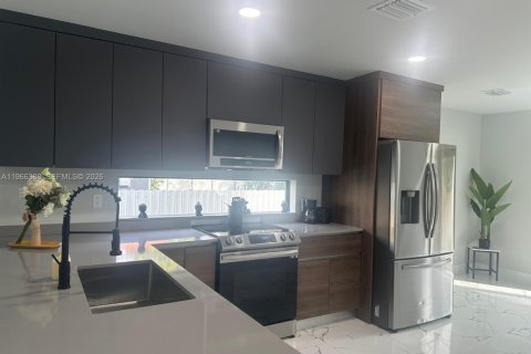 House in Miami, Florida 3 bedrooms, 136.94 sq.m. № 2027990 - photo 4