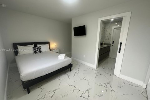 House in Miami, Florida 3 bedrooms, 136.94 sq.m. № 2027990 - photo 8