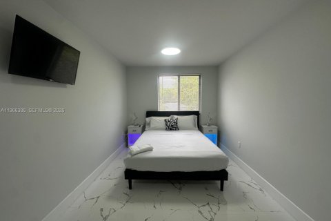 House in Miami, Florida 3 bedrooms, 136.94 sq.m. № 2027990 - photo 13