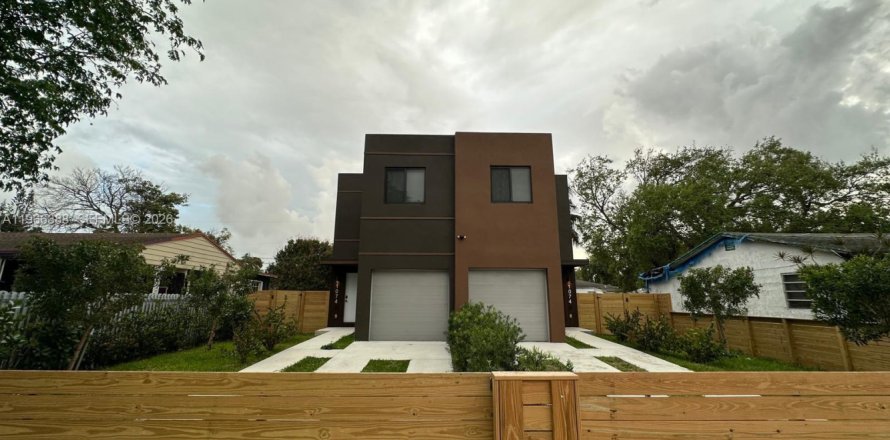 House in Miami, Florida 3 bedrooms, 136.94 sq.m. № 2027990