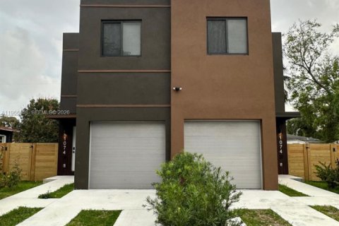 House in Miami, Florida 3 bedrooms, 136.94 sq.m. № 2027990 - photo 2