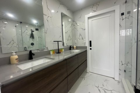 House in Miami, Florida 3 bedrooms, 136.94 sq.m. № 2027990 - photo 10