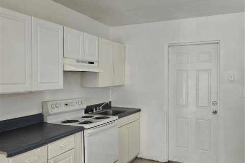 House in Saint Petersburg, Florida 2 bedrooms, 72.46 sq.m. № 2213660 - photo 3