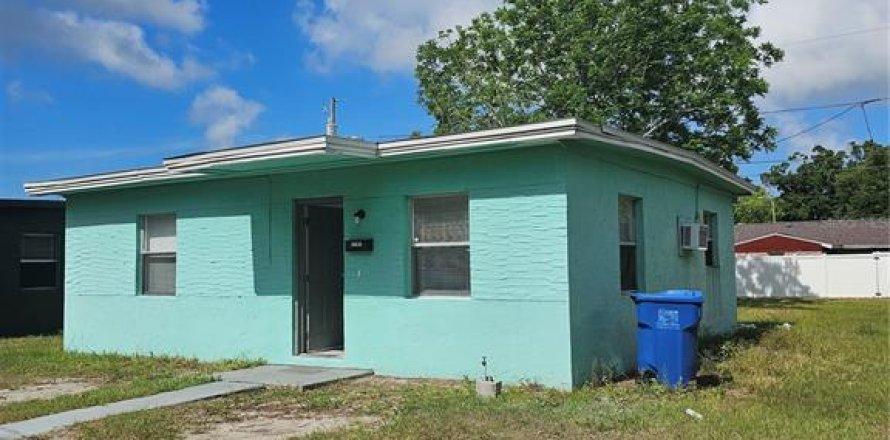 House in Saint Petersburg, Florida 2 bedrooms, 72.46 sq.m. № 2213660