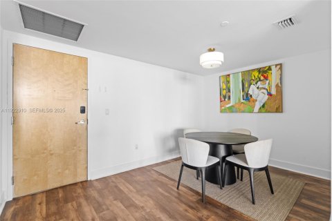 Condo in Miami, Florida, 2 bedrooms № 1976732 - photo 6