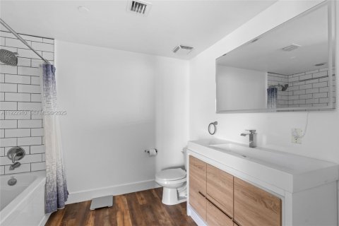 Condo in Miami, Florida, 2 bedrooms № 1976732 - photo 23