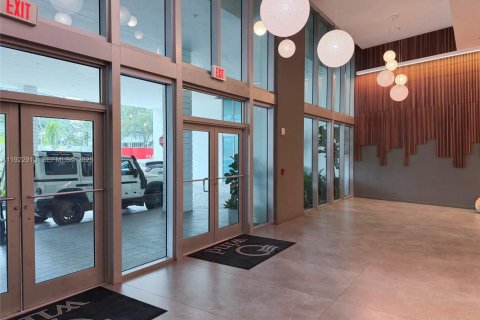 Condo in Miami, Florida, 2 bedrooms № 1976732 - photo 3