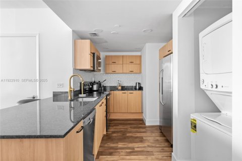 Condo in Miami, Florida, 2 bedrooms № 1976732 - photo 18