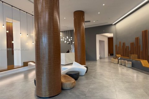 Condo in Miami, Florida, 2 bedrooms № 1976732 - photo 4