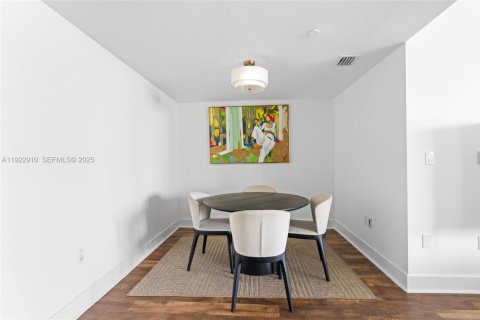 Condo in Miami, Florida, 2 bedrooms № 1976732 - photo 8