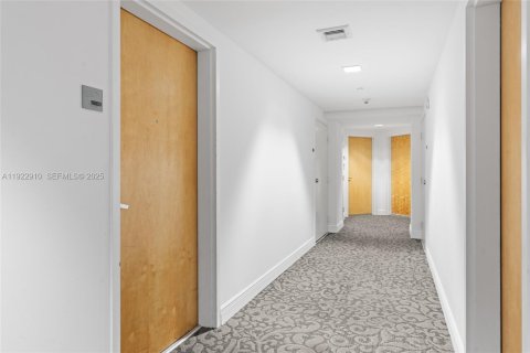 Condo in Miami, Florida, 2 bedrooms № 1976732 - photo 5