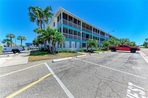 Condo in Saint Petersburg, Florida, 2 bedrooms  № 2211626 - photo 4