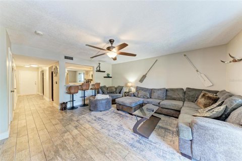 Condo in Saint Petersburg, Florida, 2 bedrooms  № 2211626 - photo 9