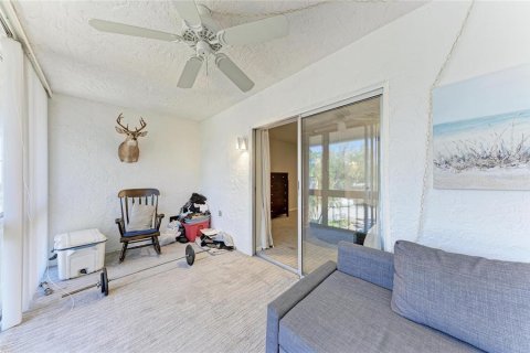 Condo in Saint Petersburg, Florida, 2 bedrooms  № 2211626 - photo 23
