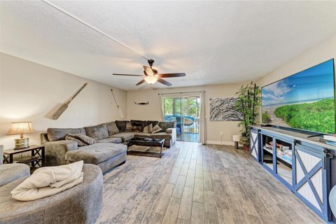 Condo in Saint Petersburg, Florida, 2 bedrooms  № 2211626 - photo 8