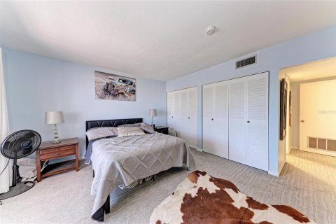 Condo in Saint Petersburg, Florida, 2 bedrooms  № 2211626 - photo 27