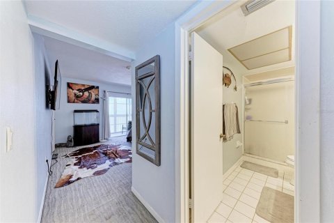 Condo in Saint Petersburg, Florida, 2 bedrooms  № 2211626 - photo 24