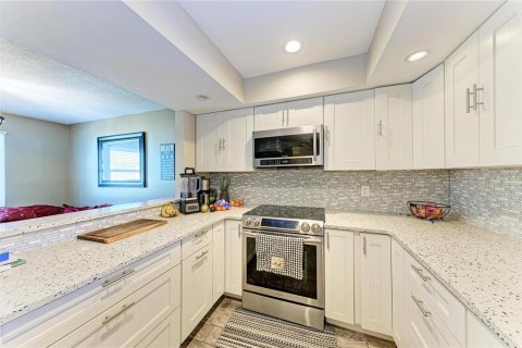 Condo in Saint Petersburg, Florida, 2 bedrooms  № 2211626 - photo 14