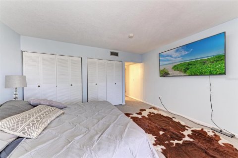 Condo in Saint Petersburg, Florida, 2 bedrooms  № 2211626 - photo 28