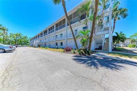 Condo in Saint Petersburg, Florida, 2 bedrooms  № 2211626 - photo 3