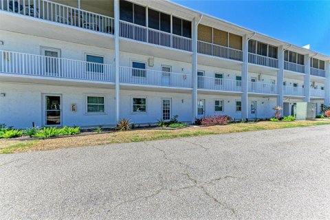 Condo in Saint Petersburg, Florida, 2 bedrooms  № 2211626 - photo 2
