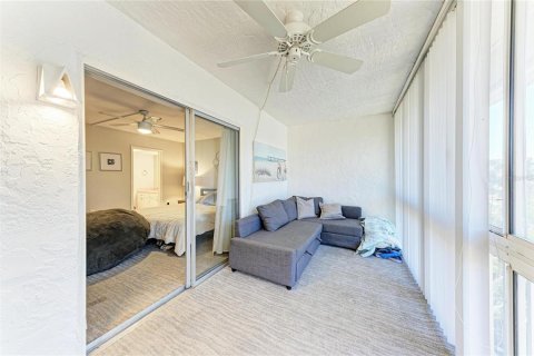 Condo in Saint Petersburg, Florida, 2 bedrooms  № 2211626 - photo 22
