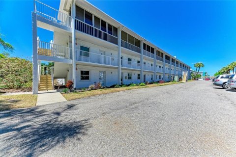 Condo in Saint Petersburg, Florida, 2 bedrooms № 2211626