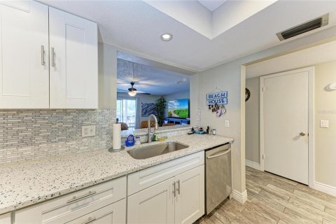 Condo in Saint Petersburg, Florida, 2 bedrooms  № 2211626 - photo 15