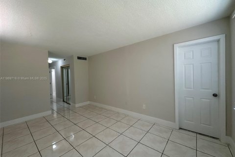 Condominio en venta en Miami, Florida, 1 dormitorio, 83.43 m2 № 1979414 - foto 2