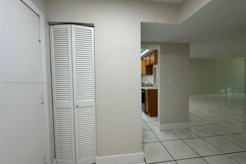 Condominio en venta en Miami, Florida, 1 dormitorio, 83.43 m2 № 1979414 - foto 11