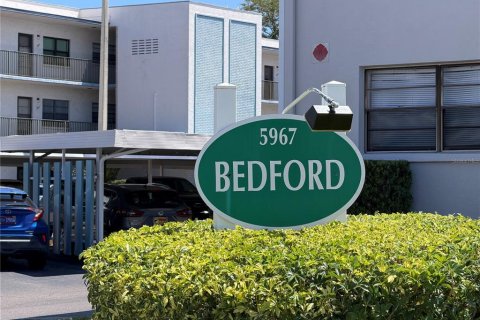 Condominio en Saint Petersburg, Florida, 2 dormitorios № 2100467