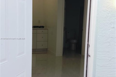 House in Miami, Florida 1 bedroom, 244.24 sq.m. № 1847644 - photo 16