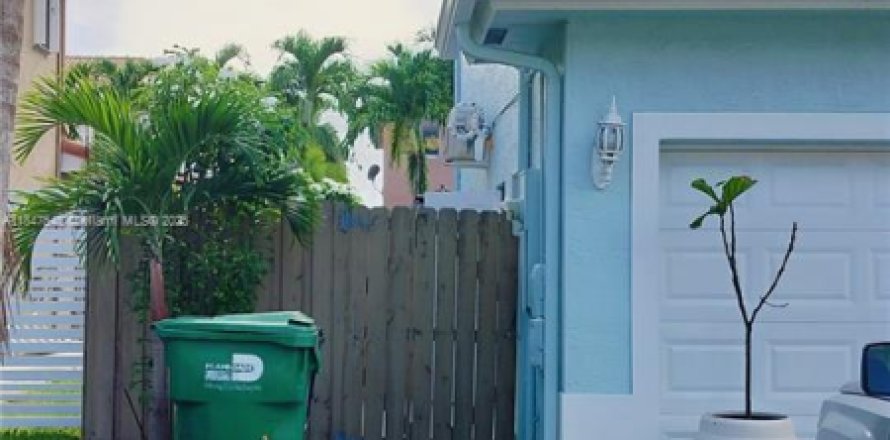 House in Miami, Florida 1 bedroom, 244.24 sq.m. № 1847644