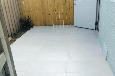 House in Miami, Florida 1 bedroom, 244.24 sq.m. № 1847644 - photo 13