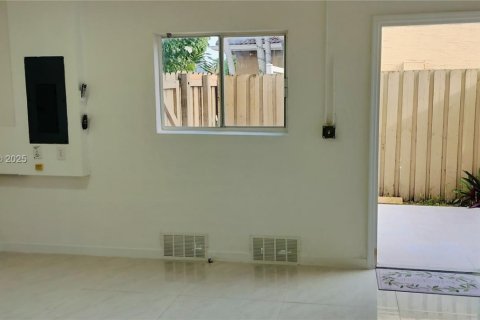 House in Miami, Florida 1 bedroom, 244.24 sq.m. № 1847644 - photo 9