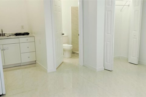 House in Miami, Florida 1 bedroom, 244.24 sq.m. № 1847644 - photo 3
