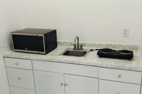 House in Miami, Florida 1 bedroom, 244.24 sq.m. № 1847644 - photo 5