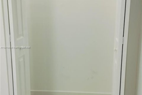 House in Miami, Florida 1 bedroom, 244.24 sq.m. № 1847644 - photo 8